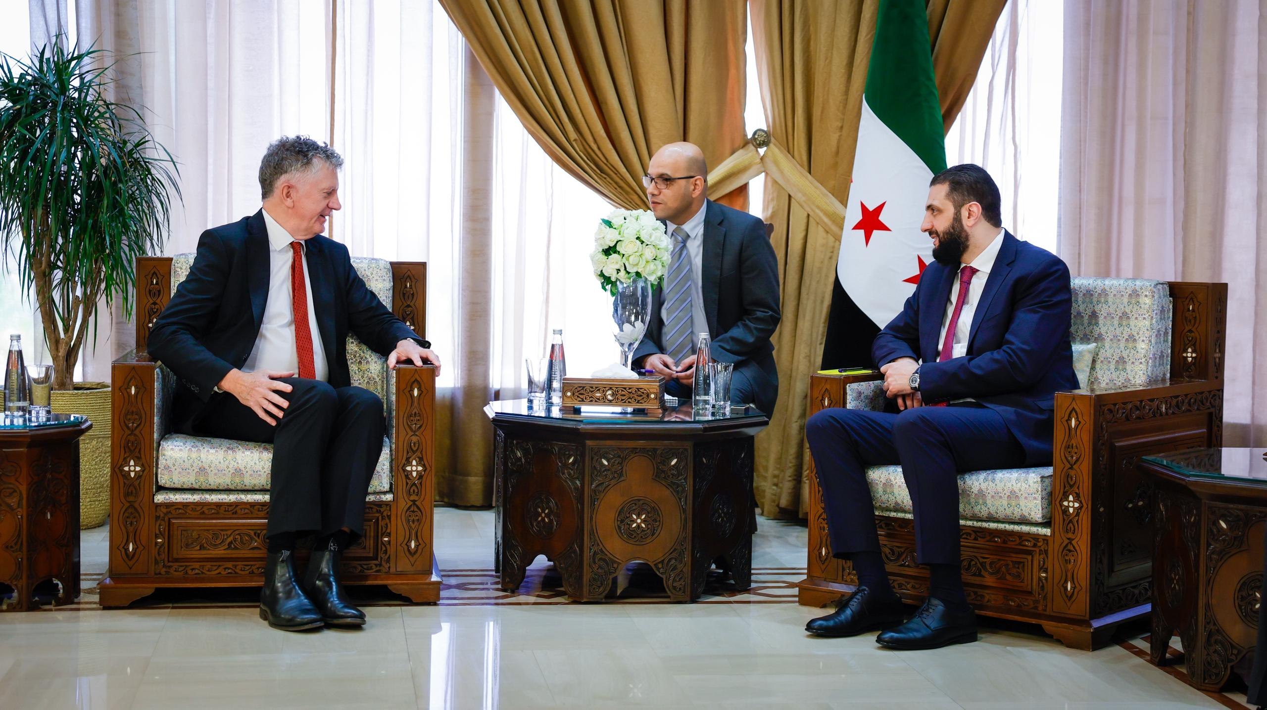 استقبل فخامة رئيس الجمهورية العربية السورية السيد أحمد الشرع، بحضور وزير الخارجية والمغتربين السيد أسعد حسن الشيباني، ورئيس الاستخبارات العامة السيد حسين السلامة مستشار الأمن القومي البريطاني السيد جوناثان باول في العاصمة دمشق.