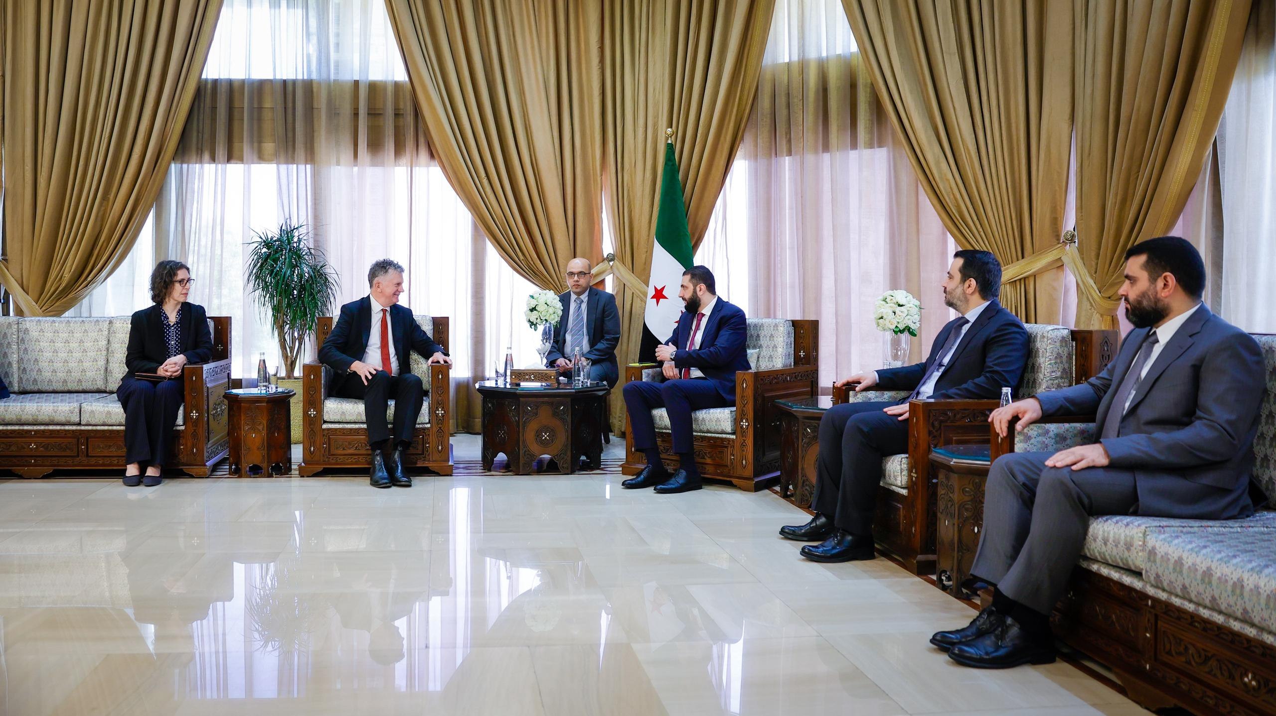 استقبل فخامة رئيس الجمهورية العربية السورية السيد أحمد الشرع، بحضور وزير الخارجية والمغتربين السيد أسعد حسن الشيباني، ورئيس الاستخبارات العامة السيد حسين السلامة مستشار الأمن القومي البريطاني السيد جوناثان باول في العاصمة دمشق.