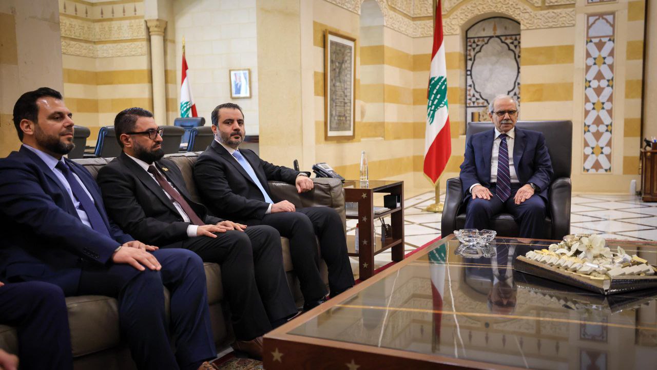 التقى وزير الخارجية والمغتربين السيد أسعد حسن الشيباني برفقة كلٍّ من وزير العدل السيد مظهر الويس ورئيس جهاز الاستخبارات العامة السيد حسين السلامة برئيس مجلس الوزراء اللبناني السيد نواف سلام في بيروت في إطار زيارة رسمية يجريها الوفد إلى لبنان