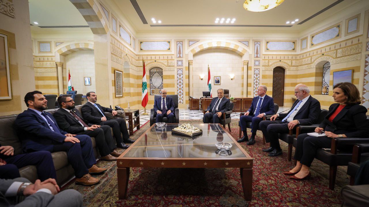 التقى وزير الخارجية والمغتربين السيد أسعد حسن الشيباني برفقة كلٍّ من وزير العدل السيد مظهر الويس ورئيس جهاز الاستخبارات العامة السيد حسين السلامة برئيس مجلس الوزراء اللبناني السيد نواف سلام في بيروت في إطار زيارة رسمية يجريها الوفد إلى لبنان