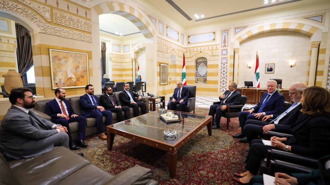 التقى وزير الخارجية والمغتربين السيد أسعد حسن الشيباني برفقة كلٍّ من وزير العدل السيد مظهر الويس ورئيس جهاز الاستخبارات العامة السيد حسين السلامة برئيس مجلس الوزراء اللبناني السيد نواف سلام في بيروت في إطار زيارة رسمية يجريها الوفد إلى لبنان