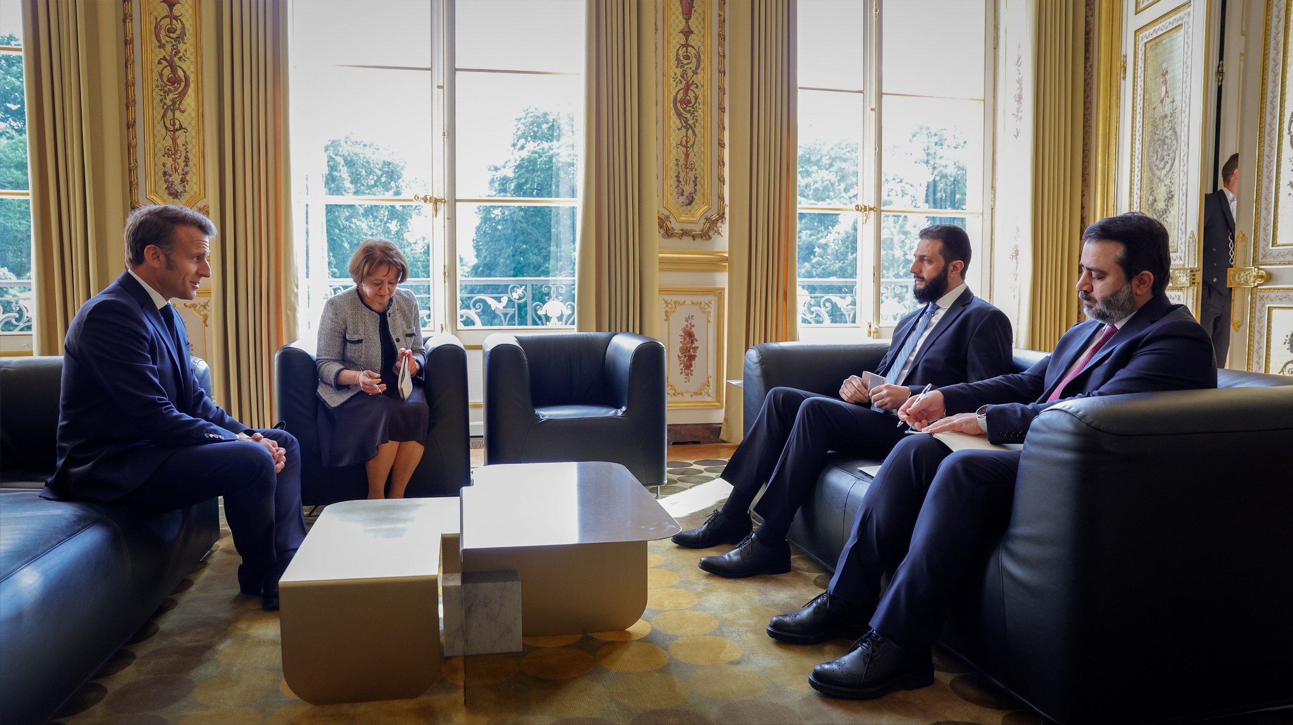 رئيس الجمهورية العربية السورية السيد أحمد الشرع ووزير الخارجية والمغتربين السيد أسعد الشيباني يلتقيان الرئيس الفرنسي السيد إيمانويل ماكرون في قصر الإليزيه