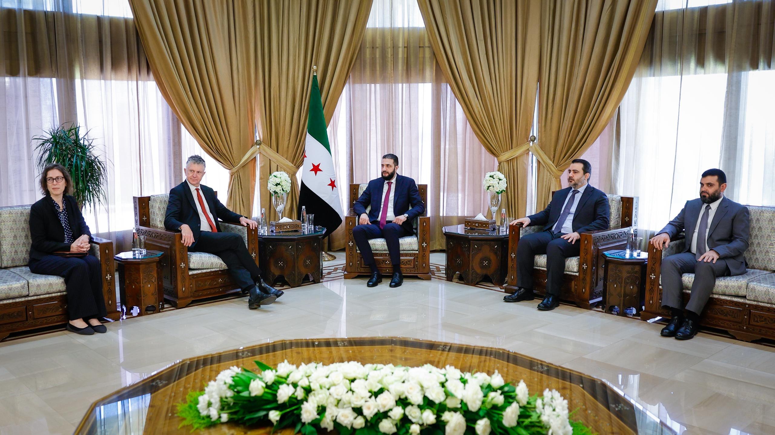 استقبل فخامة رئيس الجمهورية العربية السورية السيد أحمد الشرع، بحضور وزير الخارجية والمغتربين السيد أسعد حسن الشيباني، ورئيس الاستخبارات العامة السيد حسين السلامة مستشار الأمن القومي البريطاني السيد جوناثان باول في العاصمة دمشق.