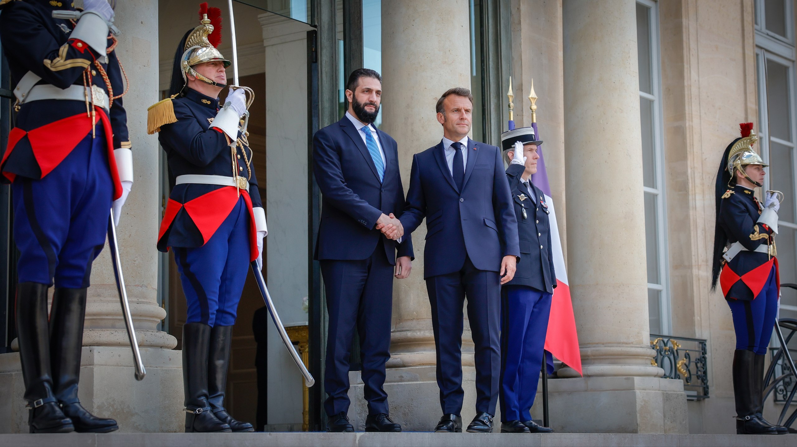 رئيس الجمهورية العربية السورية السيد أحمد الشرع ووزير الخارجية والمغتربين السيد أسعد الشيباني يلتقيان الرئيس الفرنسي السيد إيمانويل ماكرون في قصر الإليزيه