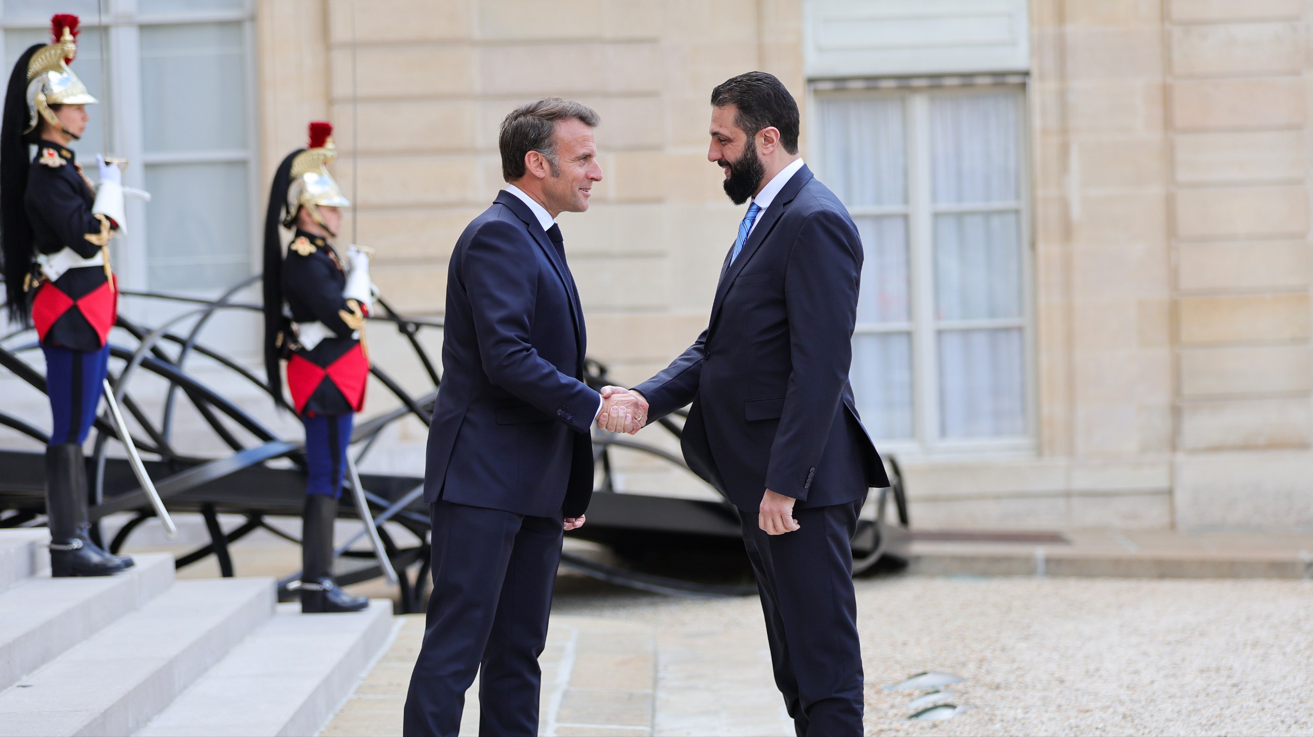 رئيس الجمهورية العربية السورية السيد أحمد الشرع ووزير الخارجية والمغتربين السيد أسعد الشيباني يلتقيان الرئيس الفرنسي السيد إيمانويل ماكرون في قصر الإليزيه