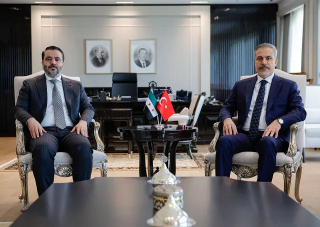 وزير الخارجية والمغتربين السيد أسعد حسن الشيباني يلتقي في أنقرة وزير الخارجية التركي