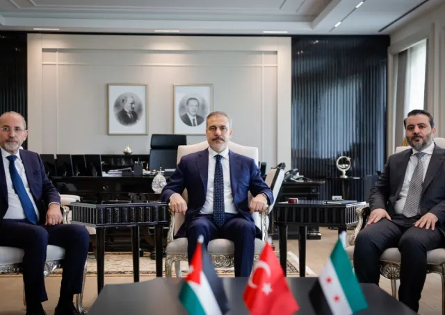 حضر وزير الخارجية والمغتربين السيد أسعد حسن الشيباني اليوم في أنقرة لقاءً ثلاثيًّا 