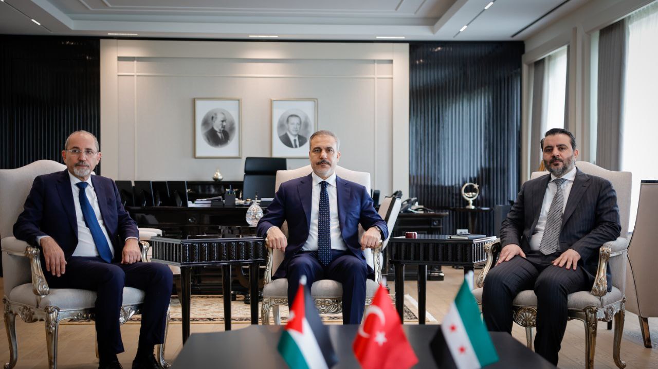 حضر وزير الخارجية والمغتربين السيد أسعد حسن الشيباني اليوم في أنقرة لقاءً ثلاثيًّا