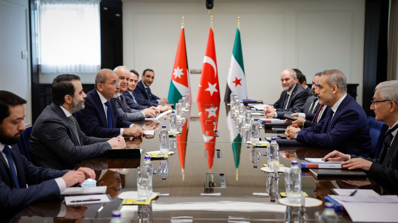 حضر وزير الخارجية والمغتربين السيد أسعد حسن الشيباني اليوم في أنقرة لقاءً ثلاثيًّا