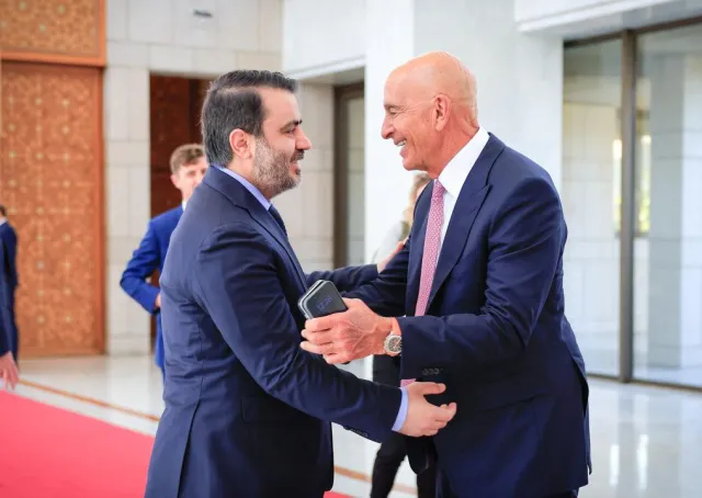 استقبل فخامة رئيس الجمهورية العربية السورية السيد أحمد الشرع بحضور وزير الخارجية والمغتربين السيد أسعد حسن الشيباني في العاصمة دمشق المبعوث الخاص للولايات المتحدة الأمريكية إلى سوريا السيد توماس باراك