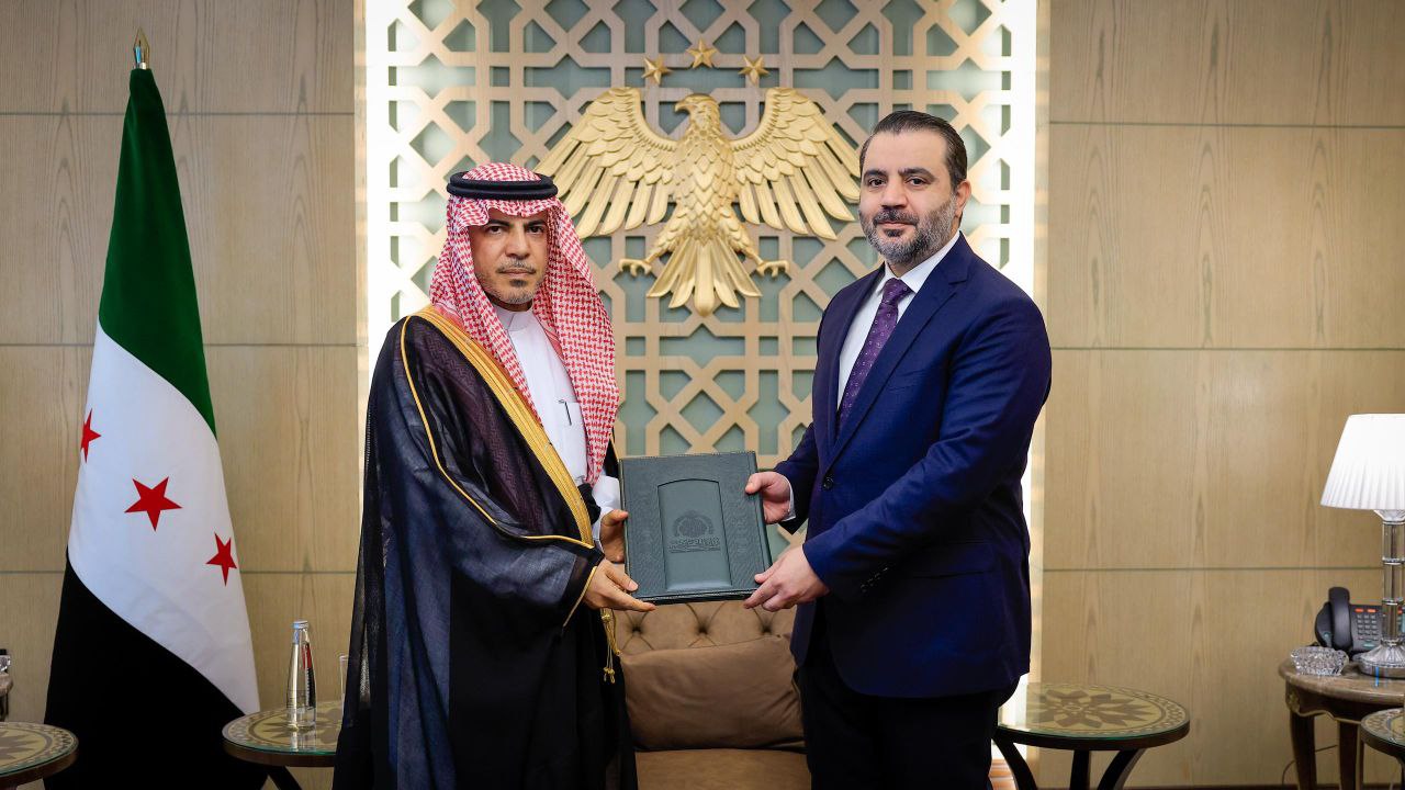 استقبل وزير الخارجية والمغتربين السيد أسعد حسن الشيباني اليوم في العاصمة دمشق سفير المملكة العربية السعودية لدى الجمهورية العربية السورية د. فيصل المجفل