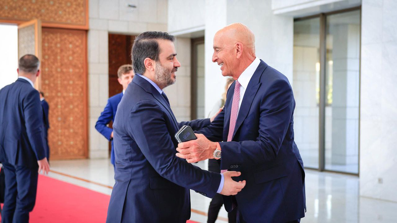 استقبل فخامة رئيس الجمهورية العربية السورية السيد أحمد الشرع بحضور وزير الخارجية والمغتربين السيد أسعد حسن الشيباني في العاصمة دمشق المبعوث الخاص للولايات المتحدة الأمريكية إلى سوريا السيد توماس باراك