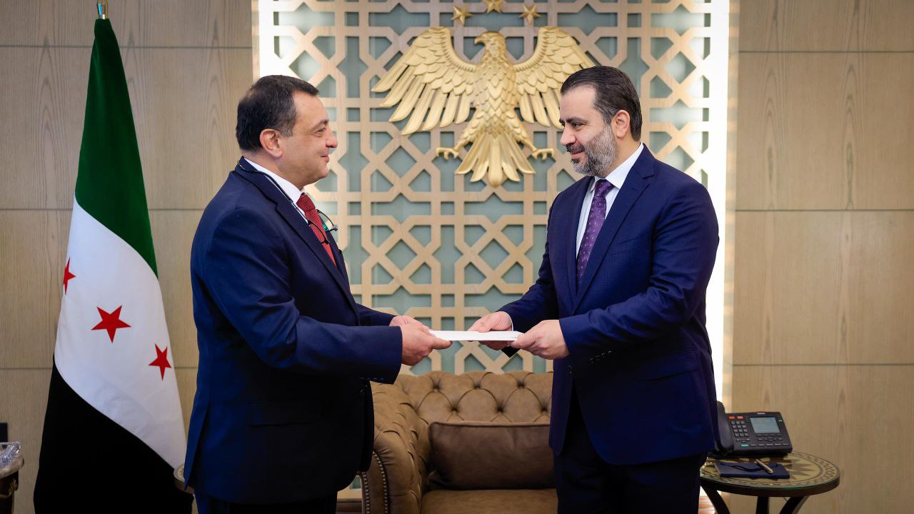 التقى وزير الخارجية والمغتربين السيد أسعد حسن الشيباني في مقر الوزارة بالعاصمة دمشق سعادة السيد روبين خارازيان، سفير جمهورية أرمينيا المعيّن لدى الجمهورية العربية السورية