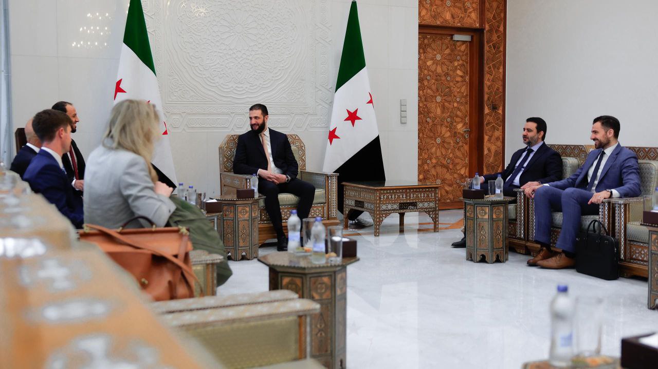 استقبل فخامة رئيس الجمهورية العربية السورية السيد أحمد الشرع بحضور وزير الخارجية والمغتربين السيد أسعد حسن الشيباني في العاصمة دمشق المبعوث الخاص للولايات المتحدة الأمريكية إلى سوريا السيد توماس باراك