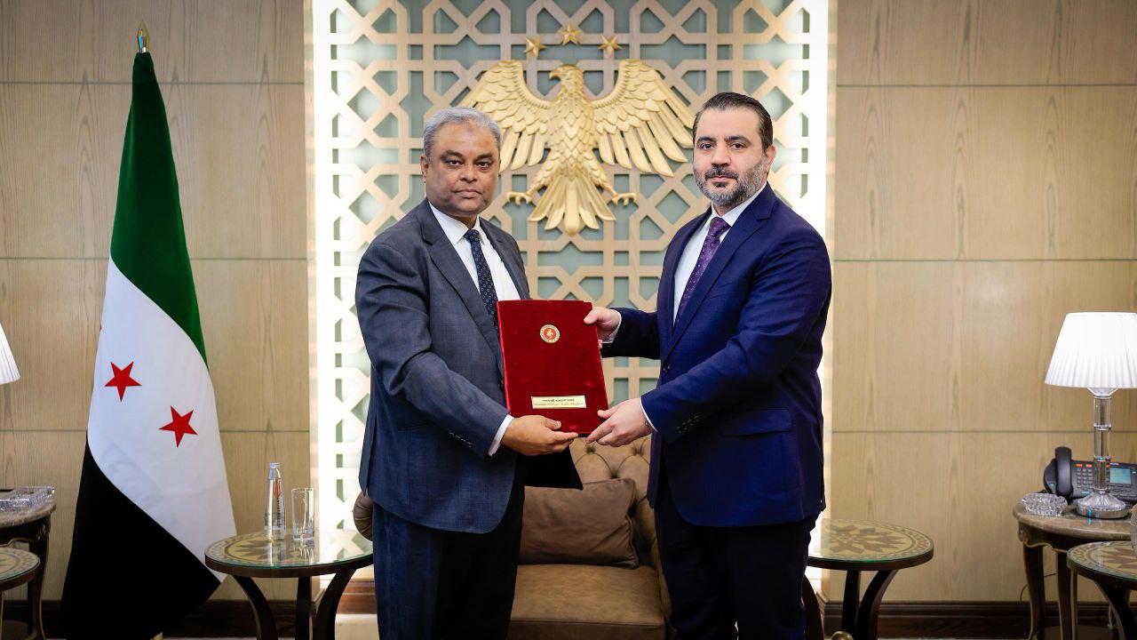 استقبل وزير الخارجية والمغتربين السيد أسعد حسن الشيباني في مقر الوزارة بالعاصمة دمشق سعادة السيد نور هلال سيف الرحمن، سفير جمهورية بنغلاديش الشعبية المعيّن لدى الجمهورية العربية السورية