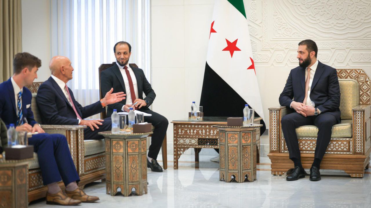 استقبل فخامة رئيس الجمهورية العربية السورية السيد أحمد الشرع بحضور وزير الخارجية والمغتربين السيد أسعد حسن الشيباني في العاصمة دمشق المبعوث الخاص للولايات المتحدة الأمريكية إلى سوريا السيد توماس باراك