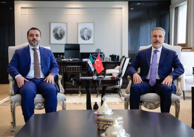 وزير الخارجية والمغتربين السيد أسعد حسن الشيباني على رأس وفد رفيع المستوى ضمّ وزير الدفاع اللواء مرهف أبو قصرة ورئيس جهاز الاستخبارات العامة السيد حسين السلامة، يلتقي في العاصمة أنقرة وزير الخارجية التركي السيد هاكان فيدان