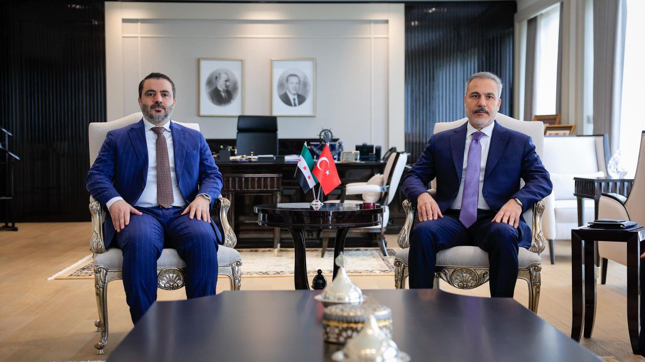 وزير الخارجية والمغتربين السيد أسعد حسن الشيباني على رأس وفد رفيع المستوى ضمّ وزير الدفاع اللواء مرهف أبو قصرة ورئيس جهاز الاستخبارات العامة السيد حسين السلامة، يلتقي في العاصمة أنقرة وزير الخارجية التركي السيد هاكان فيدان