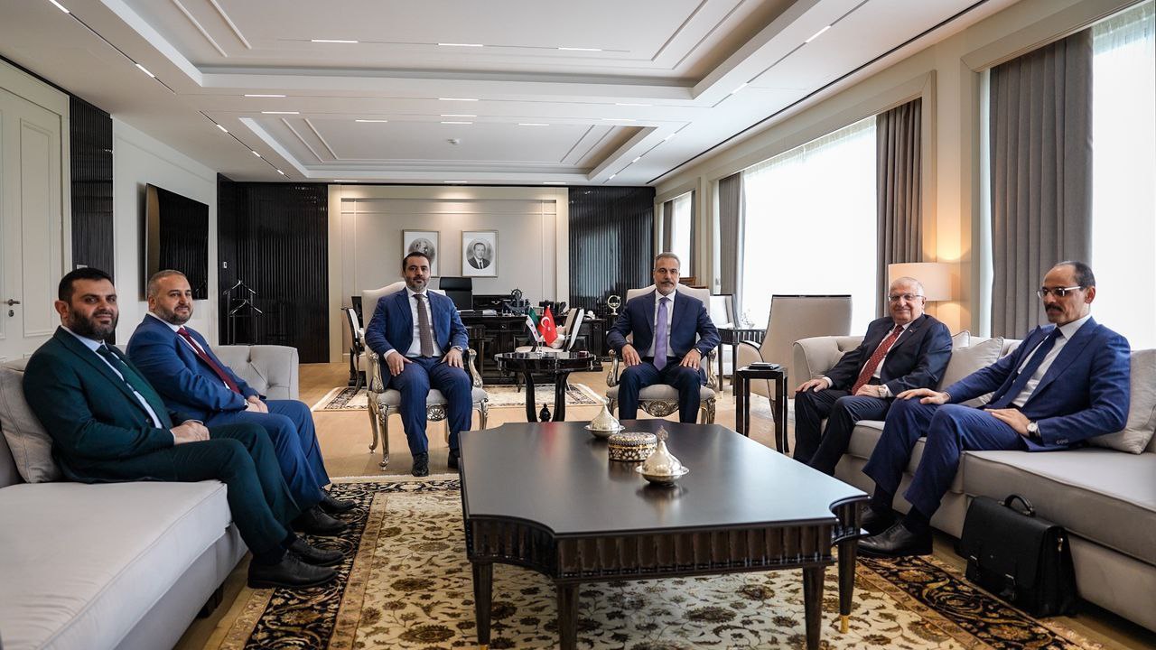 وزير الخارجية والمغتربين السيد أسعد حسن الشيباني على رأس وفد رفيع المستوى ضمّ وزير الدفاع اللواء مرهف أبو قصرة ورئيس جهاز الاستخبارات العامة السيد حسين السلامة، يلتقي في العاصمة أنقرة وزير الخارجية التركي السيد هاكان فيدان