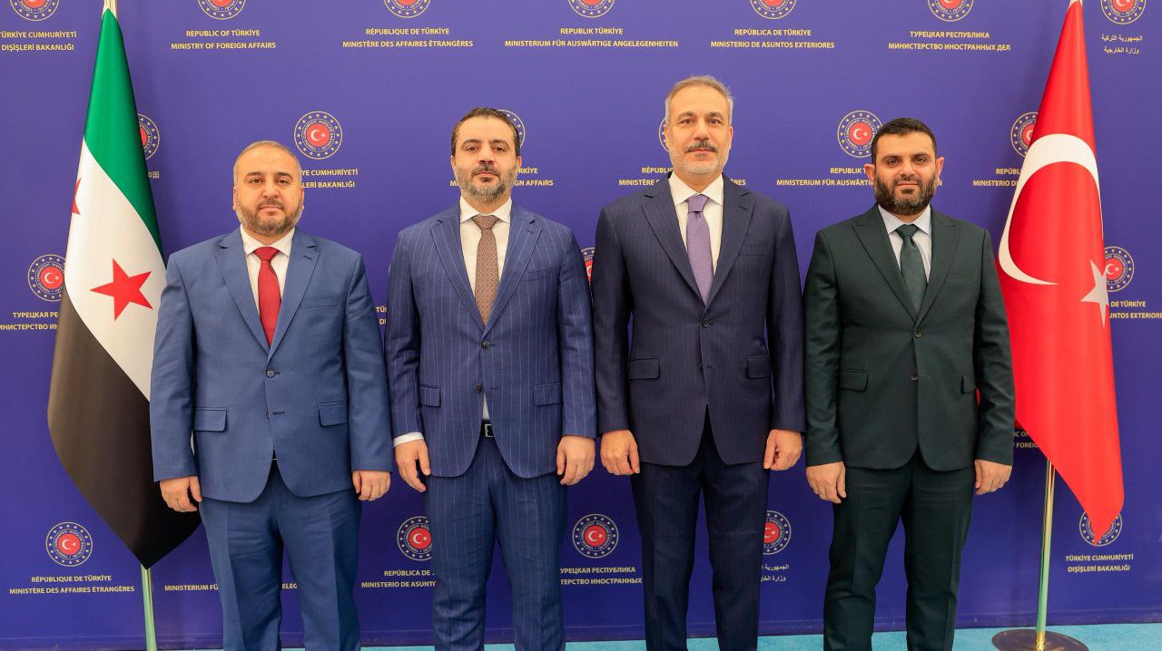 وزير الخارجية والمغتربين السيد أسعد حسن الشيباني على رأس وفد رفيع المستوى ضمّ وزير الدفاع اللواء مرهف أبو قصرة ورئيس جهاز الاستخبارات العامة السيد حسين السلامة، يلتقي في العاصمة أنقرة وزير الخارجية التركي السيد هاكان فيدان