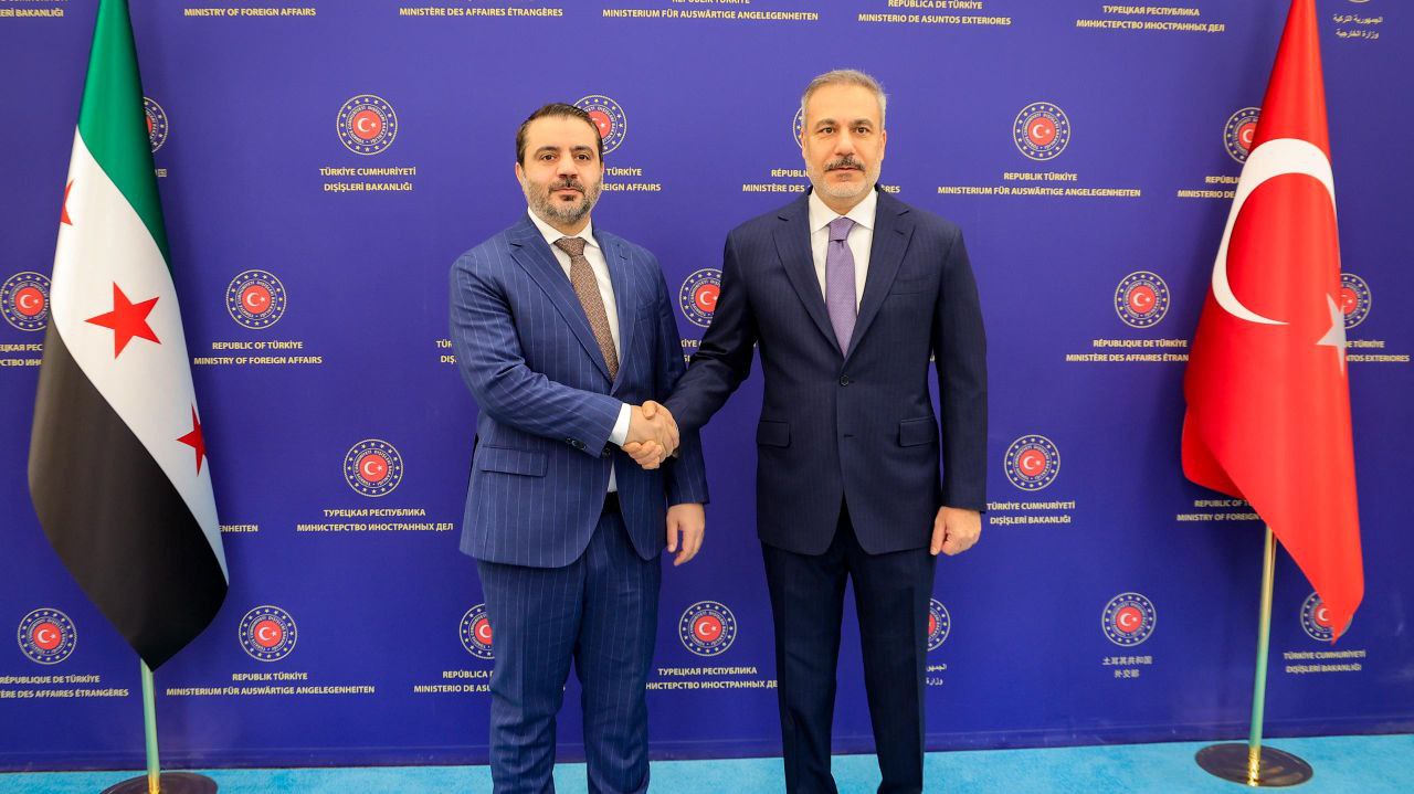 وزير الخارجية والمغتربين السيد أسعد حسن الشيباني على رأس وفد رفيع المستوى ضمّ وزير الدفاع اللواء مرهف أبو قصرة ورئيس جهاز الاستخبارات العامة السيد حسين السلامة، يلتقي في العاصمة أنقرة وزير الخارجية التركي السيد هاكان فيدان