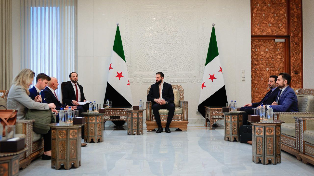 استقبل فخامة رئيس الجمهورية العربية السورية السيد أحمد الشرع بحضور وزير الخارجية والمغتربين السيد أسعد حسن الشيباني في العاصمة دمشق المبعوث الخاص للولايات المتحدة الأمريكية إلى سوريا السيد توماس باراك