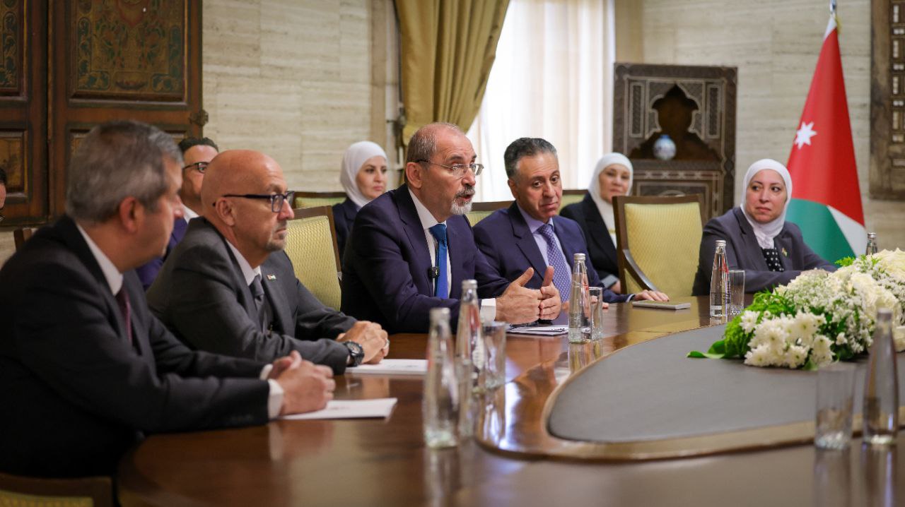 وزير الخارجية والمغتربين السيد أسعد حسن الشيباني يستقبل في دمشق وفدًا أردنيًّا رفيع المستوى