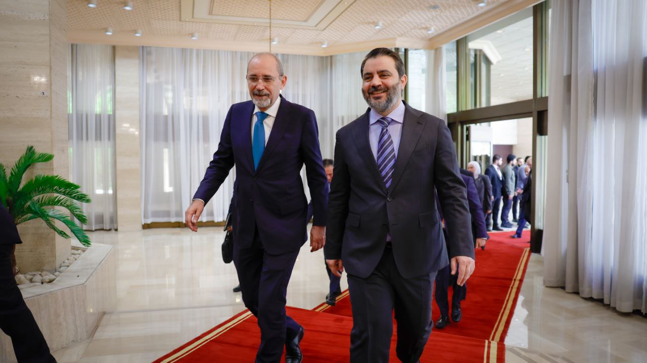 وزير الخارجية والمغتربين السيد أسعد حسن الشيباني يستقبل في دمشق وفدًا أردنيًّا رفيع المستوى