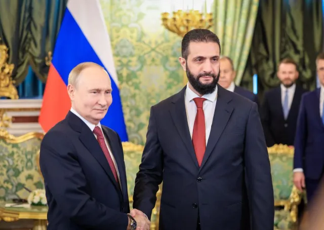 فخامة رئيس الجمهورية السيد أحمد الشرع، يرافقه وزير الخارجية والمغتربين السيد أسعد حسن الشيباني، يلتقي الرئيس الروسي السيد فلاديمير بوتين وكبار المسؤولين في قصر الكرملين بالعاصمة موسكو