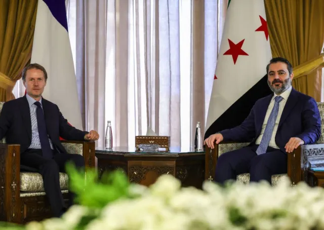 وزير الخارجية والمغتربين السيد أسعد حسن الشيباني يلتقي في دمشق القائم بأعمال السفارة الفرنسية في سوريا 