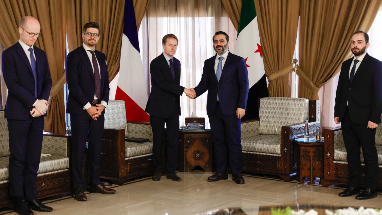 وزير الخارجية والمغتربين السيد أسعد حسن الشيباني يلتقي في دمشق القائم بأعمال السفارة الفرنسية في سوريا 