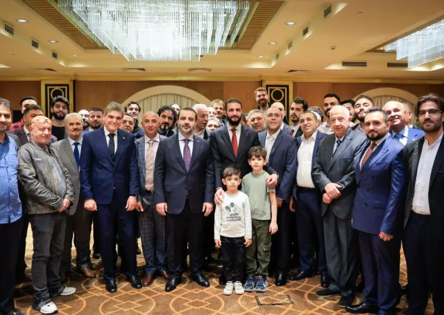 فخامة رئيس الجمهورية السيد أحمد الشرع ووزير الخارجية والمغتربين السيد أسعد حسن الشيباني يلتقيان وفدًا من الجالية السورية في روسيا