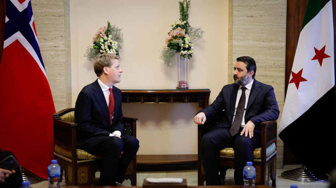 وزير الخارجية والمغتربين السيد أسعد حسن الشيباني يلتقي في دمشق وزير التنمية الدولية النرويجي