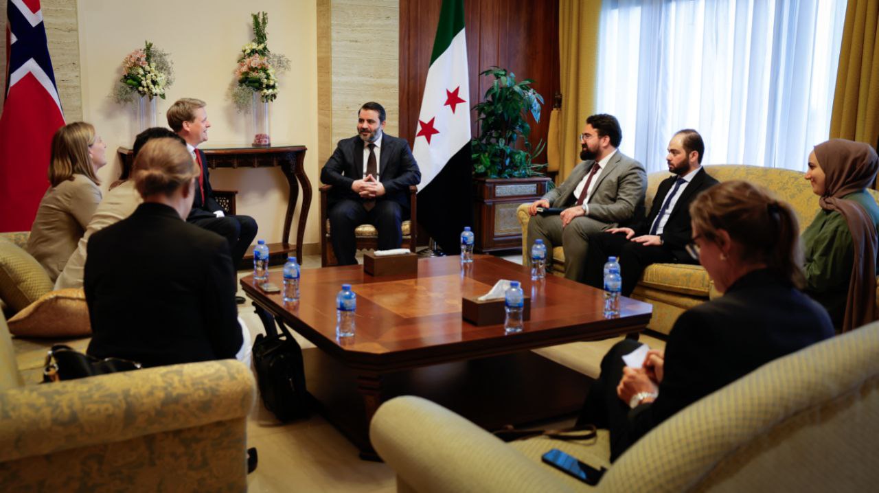 وزير الخارجية والمغتربين السيد أسعد حسن الشيباني يلتقي في دمشق وزير التنمية الدولية النرويجي