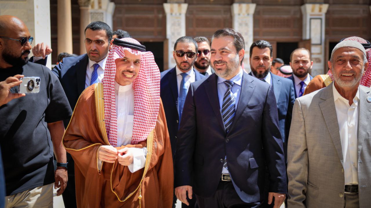 The Minister of Foreign Affairs and Expatriates and his Saudi Counterpart Visit the Umayyad Mosque