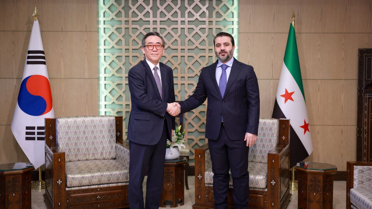 وزير الخارجية السيد أسعد الشيباني يوقع اتفاقية إقامة علاقات دبلوماسية مع كوريا الجنوبية