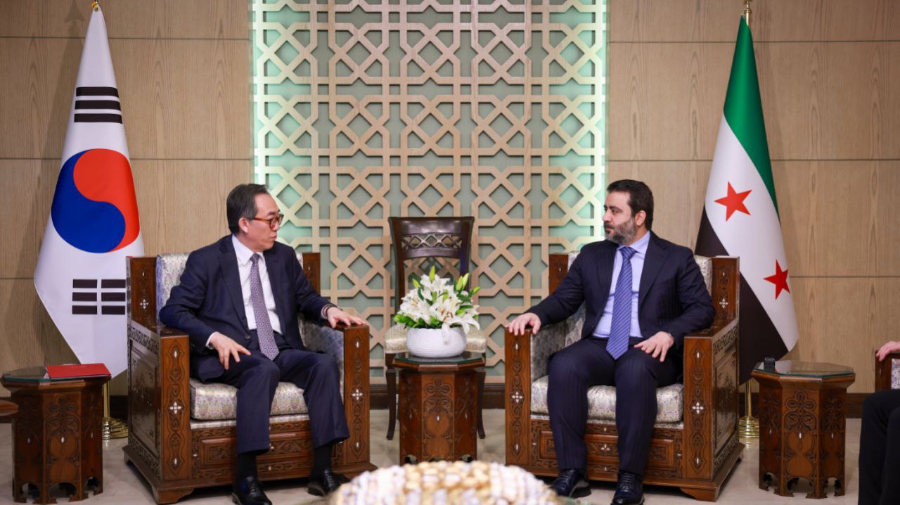 وزير الخارجية السيد أسعد الشيباني يوقع اتفاقية إقامة علاقات دبلوماسية مع كوريا الجنوبية