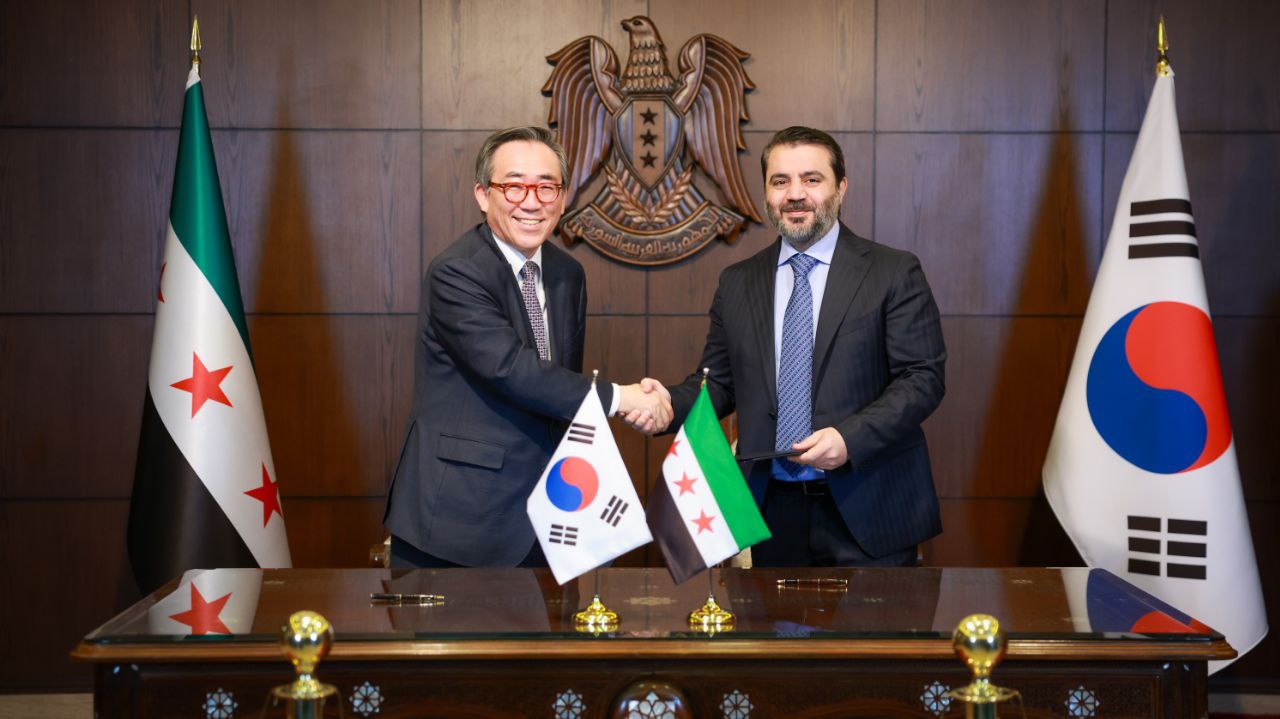 وزير الخارجية السيد أسعد الشيباني يوقع اتفاقية إقامة علاقات دبلوماسية مع كوريا الجنوبية