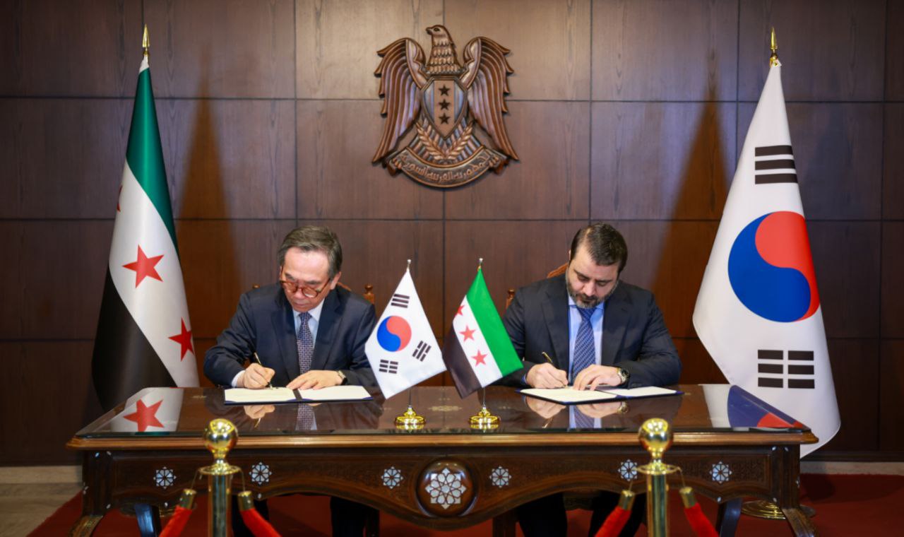 وزير الخارجية السيد أسعد الشيباني يوقع اتفاقية إقامة علاقات دبلوماسية مع كوريا الجنوبية