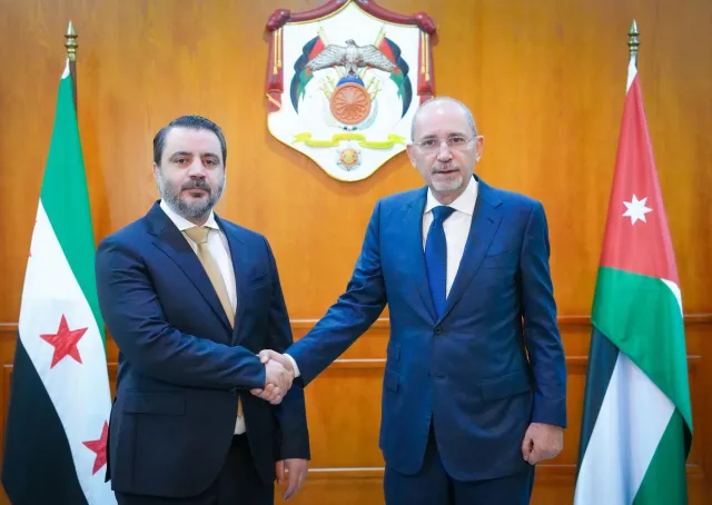 وزير الخارجية والمغتربين السيد أسعد حسن الشيباني يلتقي نظيره الأردني السيد أيمن الصفدي في العاصمة عمان قبيل الاجتماع الثلاثي