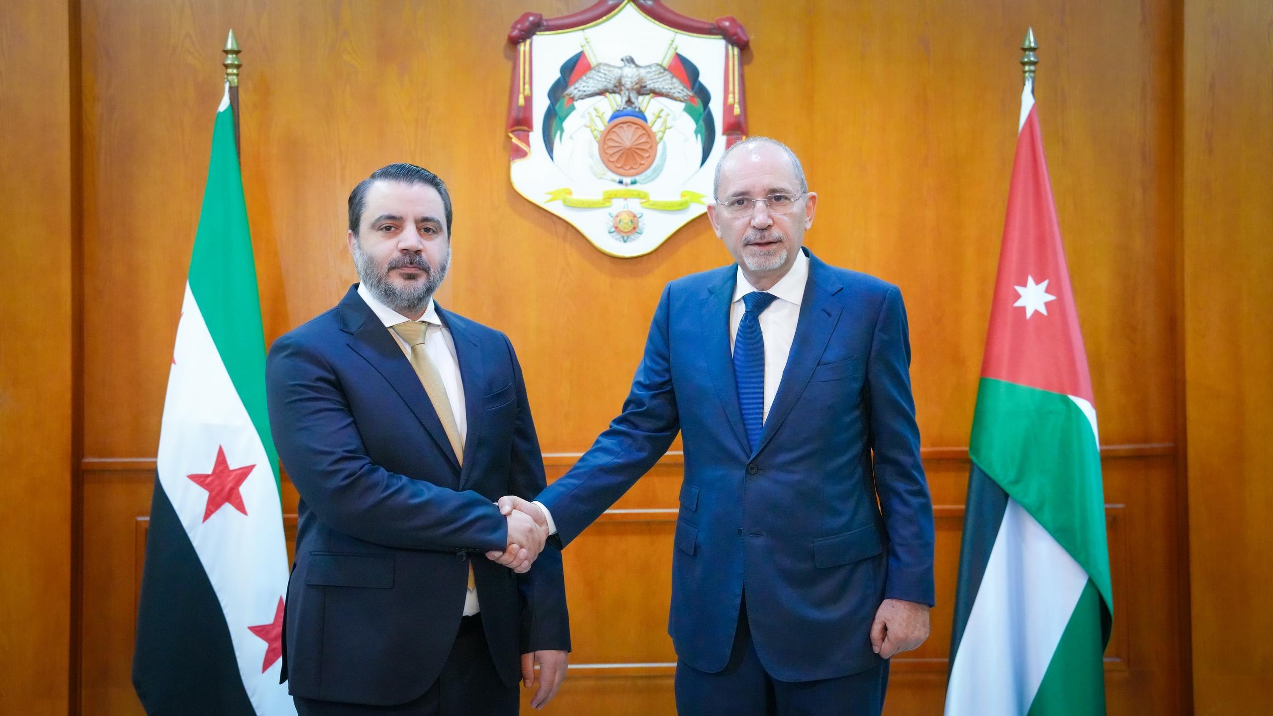 وزير الخارجية والمغتربين السيد أسعد حسن الشيباني يلتقي نظيره الأردني السيد أيمن الصفدي في العاصمة عمان قبيل الاجتماع الثلاثي