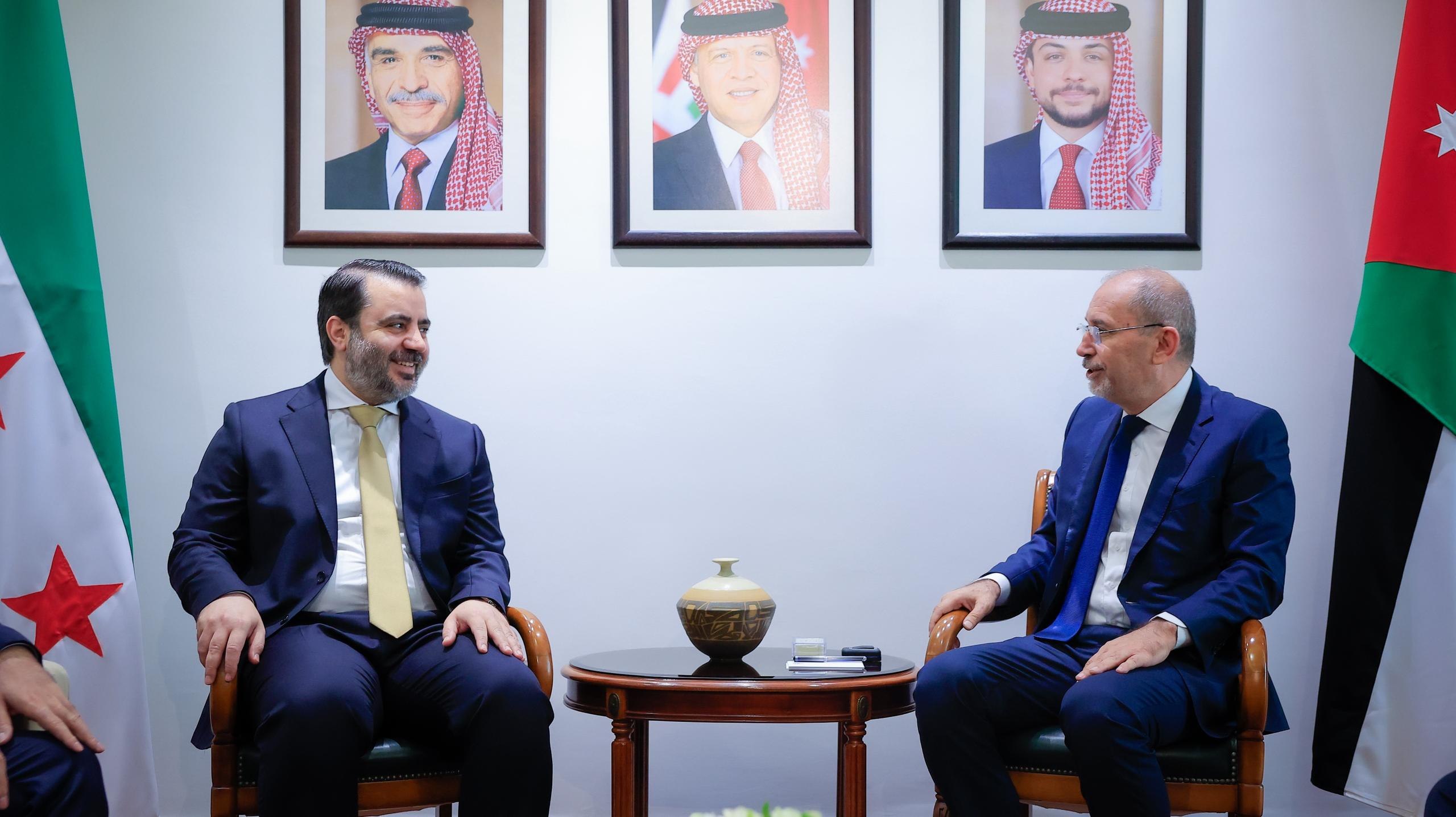 وزير الخارجية والمغتربين السيد أسعد حسن الشيباني يلتقي نظيره الأردني السيد أيمن الصفدي في العاصمة عمان قبيل الاجتماع الثلاثي