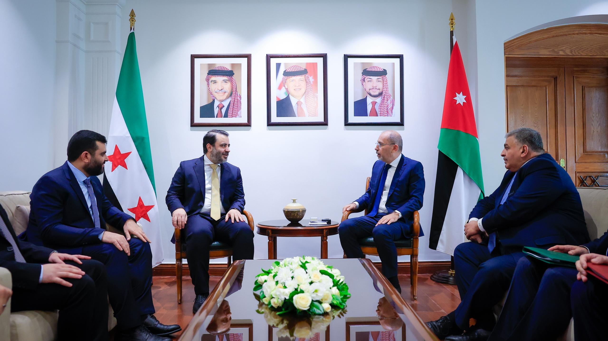 وزير الخارجية والمغتربين السيد أسعد حسن الشيباني يلتقي نظيره الأردني السيد أيمن الصفدي في العاصمة عمان قبيل الاجتماع الثلاثي