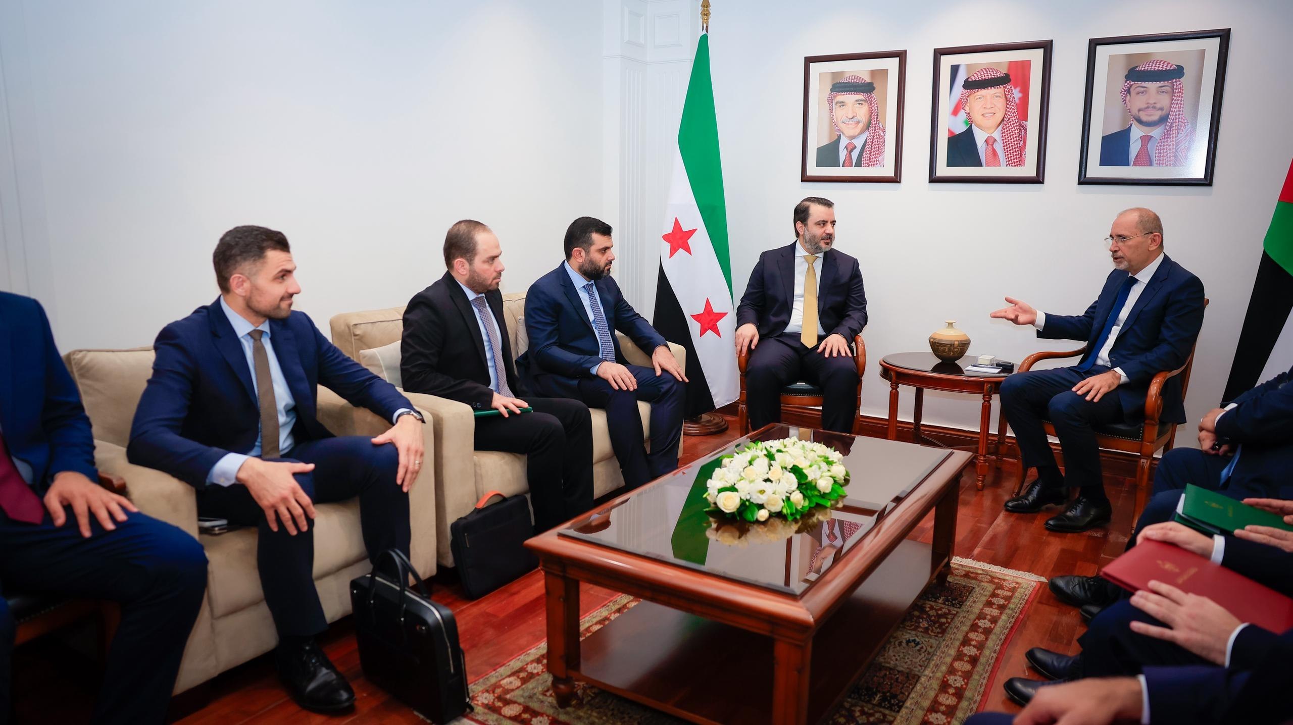 وزير الخارجية والمغتربين السيد أسعد حسن الشيباني يلتقي نظيره الأردني السيد أيمن الصفدي في العاصمة عمان قبيل الاجتماع الثلاثي