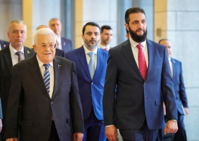 فخامة رئيس الجمهورية السيد أحمد الشرع ووزير الخارجية والمغتربين  يلتقيان بالرئيس الفلسطيني 