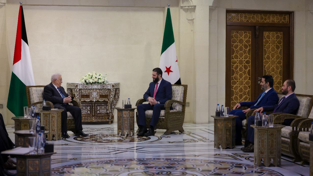 فخامة رئيس الجمهورية السيد أحمد الشرع ووزير الخارجية والمغتربين يلتقيان بالرئيس الفلسطيني