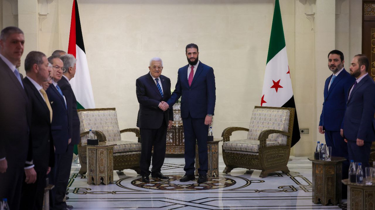 فخامة رئيس الجمهورية السيد أحمد الشرع ووزير الخارجية والمغتربين يلتقيان بالرئيس الفلسطيني