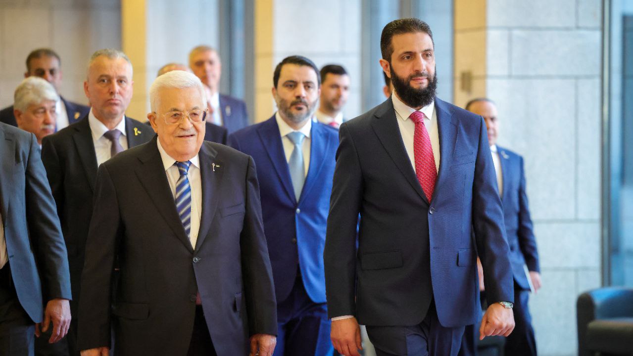 فخامة رئيس الجمهورية السيد أحمد الشرع ووزير الخارجية والمغتربين يلتقيان بالرئيس الفلسطيني