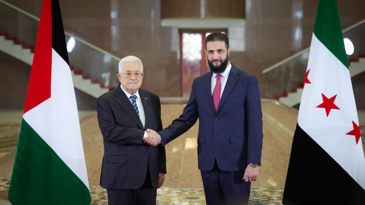 فخامة رئيس الجمهورية السيد أحمد الشرع ووزير الخارجية والمغتربين يلتقيان بالرئيس الفلسطيني