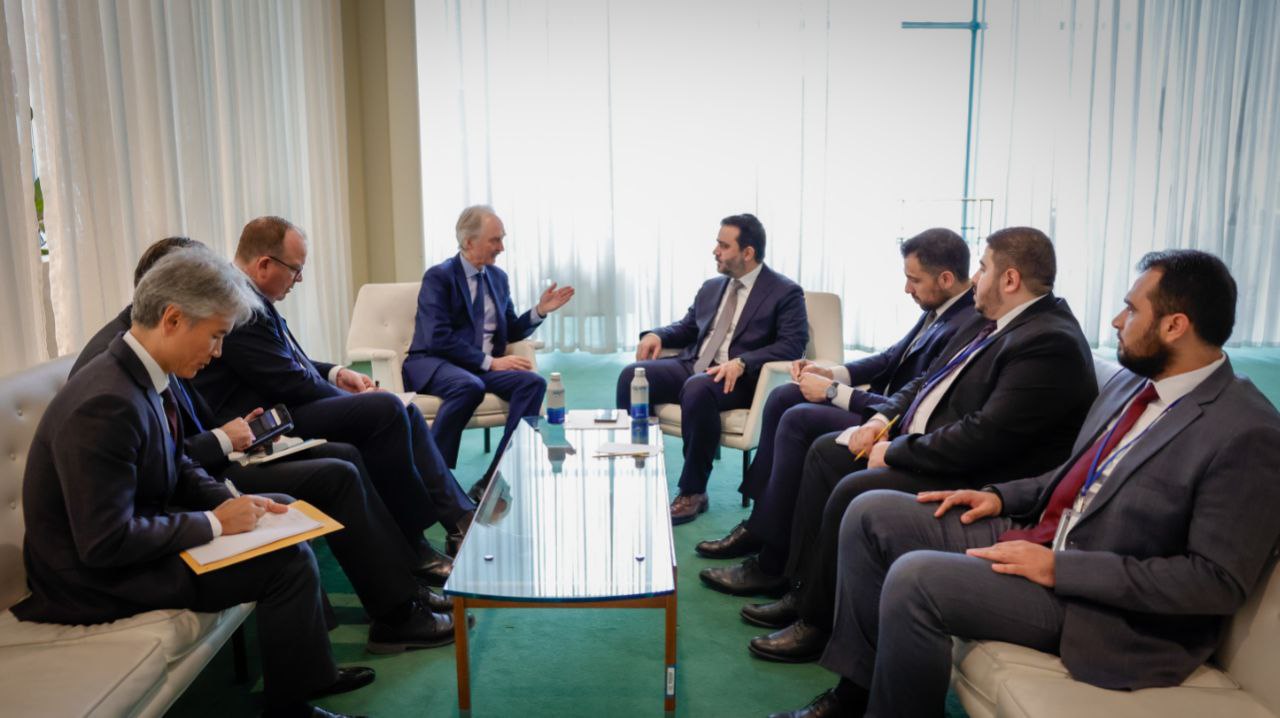 اجتماع وزير الخارجية والمغتربين مع مبعوث الأمم المتحدة إلى سوريا